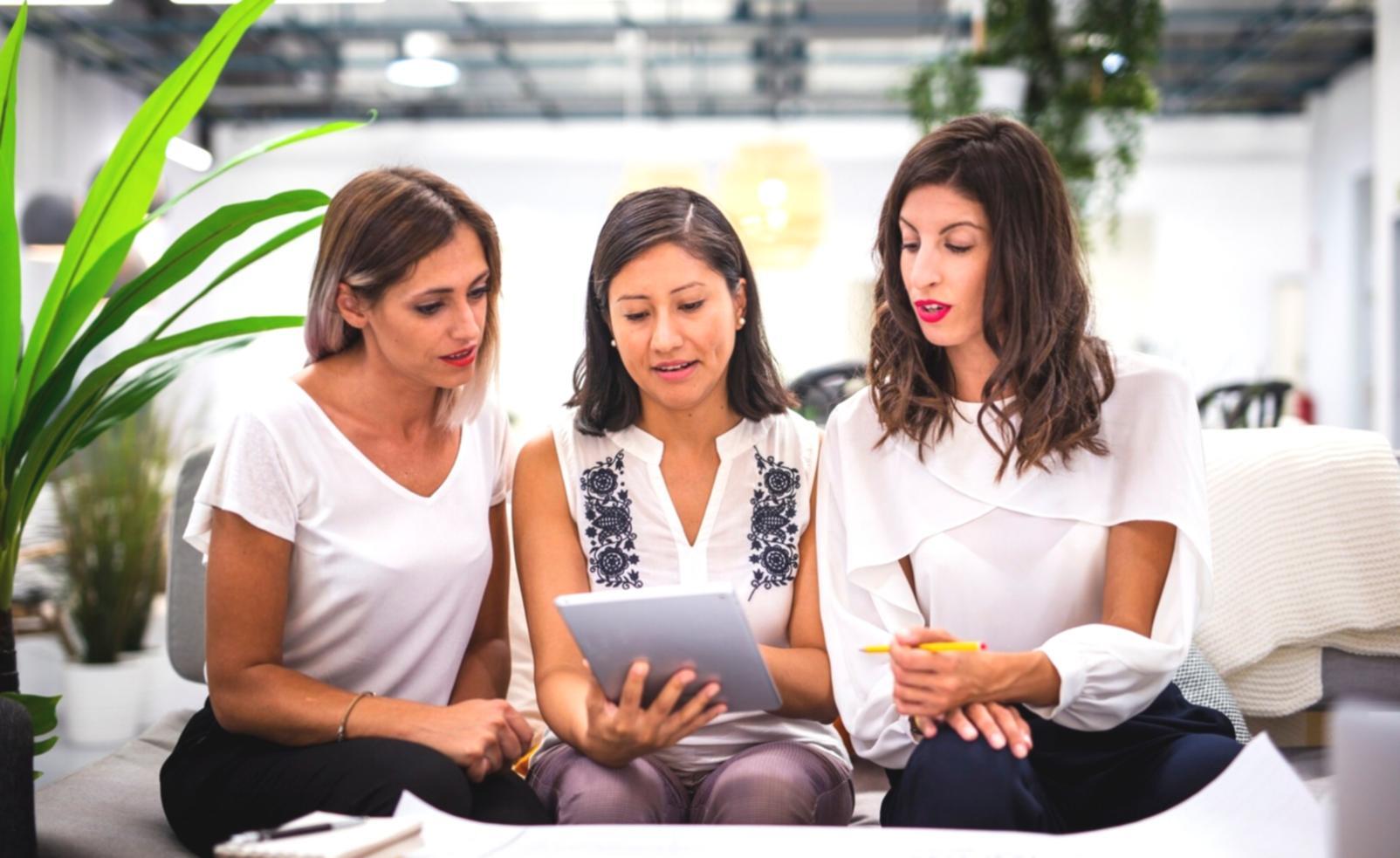 Interaktives Lernen mit digitalen Finanztools am Laptop