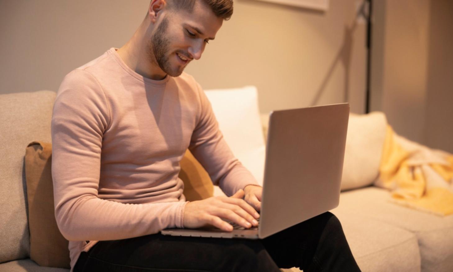 Person arbeitet konzentriert am Computer mit Finanzunterlagen