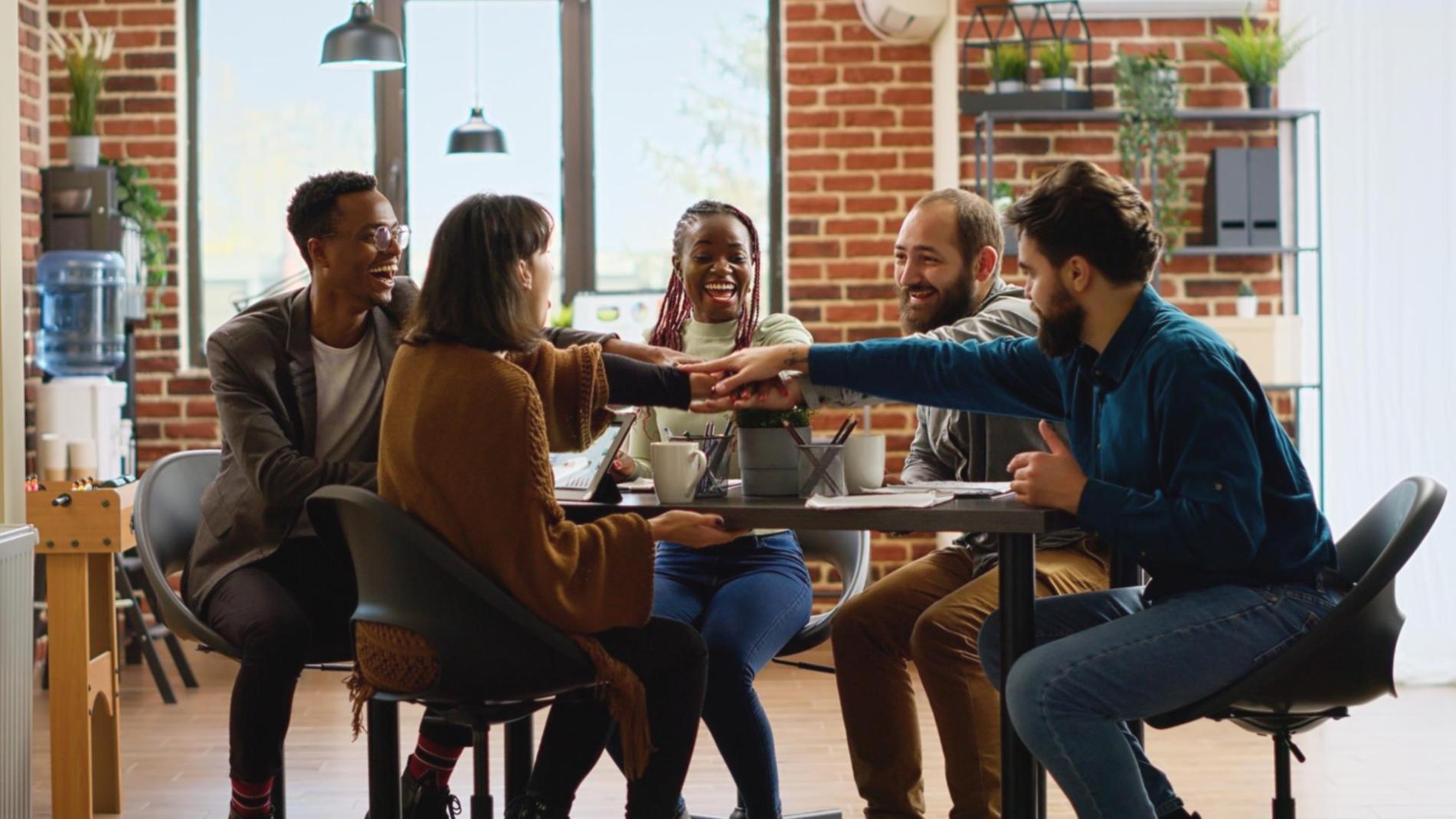 Finanzberatung und Strategieentwicklung im modernen Büroumfeld